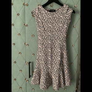 Dorothy Perkins
Black/Pale pink pattern mini dress